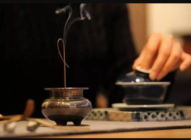 Tại sao nên xông nhà mới bằng nhang trầm hương ?